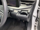 運転席横にはドリンクホルダーもございます。