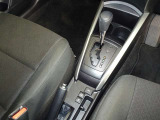 操作が楽なフロアシフトです、レバー式パーキングブレーキで足元インパネ周りもすっきりしています。