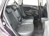 2列目シートも足元はゆったりしており快適にお座り頂けます!チャイルドシートの取り付けにも対応しており、後部座席にお乗りの方も楽しく広々と使用できます!!