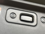 【パワーバックドア】スマートキーや運転席のボタンを押すだけでリアゲートが自動で開閉します!荷物を持っている時や、高い位置にあるバックドアを閉める際に便利な機能です♪