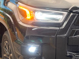【LEDヘッドライト】悪天候や夜間走行時も良好な視界を確保し安心して運転できる高輝度LEDヘッドライトを装備!点灯速度が早く、消費電力も抑えられています。