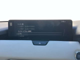 お手元のスマートフォンと接続して頂く事で使用可能な「Apple CarPlay/Android Auto」電話の応答は勿論、メッセージの受信やLINE、音楽接続からナビアプリの使用まで幅広く活躍致します。