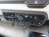 オートエアコンが標準装備されています。家のエアコンと同じ様な感覚で操作できますのでワンタッチで楽々です。余分な操作を行う必要がありませんので運転に集中する事が出来、事故防止にも繋がりますね。