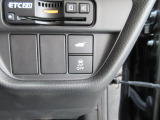 パワーテールゲートの開閉、横滑りを防ぐVSA等のスイッチ類は運転席の右側、手の届きやすい位置にあります。