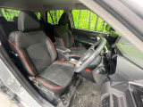 運転席まわりには十分なスペースがあり、大柄な方でもゆったり運転していただける環境です。