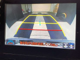 こちらのバックカメラは画面にラインが表示されておりますので、バック時のクルマの進行方向の目安になります。より高いレベルで車庫入れをサポートする、便利な機能ですね。