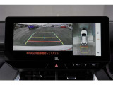 【パノラミックビューモニター】 後退時に車両の後ろ側を表示するだけでなく上から見たような映像で車庫入れなどバックする際に安心です。