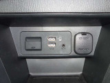 USB(Type-A)が2口分ございます。AppleCarPlayやAndroidAutoのスマートフォンとの連携や通信、充電で使用出来ます。シフトノブ奥側にシガーソケットもございます。