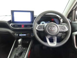 整然と纏められた操作性の良いスイッチ類。