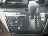 シフトレバー周りはコンパクトにわかりやすく設計されています。