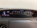 スピードメーターとタコメーターを大きく配した見やすいメーター部になっています。左側のインフォメーション画面でオドメーターや燃費などの情報を確認できます。