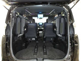 サードシートを跳ね上げると大容量の収納スペース♪家族で旅行に出掛けたり♪ゴルフや釣りなど〜趣味にも大活躍です♪