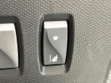 ●レーンキーピングアシスト:走行車線の逸脱を教えてくれる機能。走行時に、クルマが車線から外れていることをカメラが検知すると、ステアリングを微振動させてドライバーに警告します。