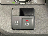 指先だけで簡単に操作が可能な電動パーキングブレーキを採用。「HOLD」スイッチを押すと、渋滞や信号待ちなどでブレーキペダルから足を離しても、ブレーキを保持するので安心です