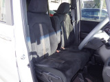 フロントは助手席と繋がったベンチシートで、運転席は高さが調整できるハイトアジャスター付きです。また、ハンドルも高さの調整が出来るチルトステアリングです