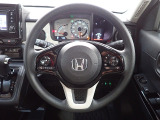 ハンドル左側にはオーディオ操作が出来るオーディオリモートコントロールスイッチ、右側にはHonda SENSINGとオートクルーズコントロールのスイッチを装備!