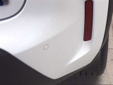 コーナーセンサーを車の前後に装備。障害物との距離に応じて、警告音を変えてお知らせしてくれます。