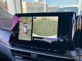 アラウンドビューモニター。上空から見下ろしているかのような映像を映し出して周囲を確認し、スムースな駐車をアシストします。
