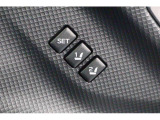 運転席のシートポジションを2か所記憶させることがシートメモリー機能が付いております。ボタンを押すと設定したシートポジションに自動で動きます♪