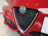 AlfaRomeoの重要なシンボルであるスクデッド(盾型フロントグリル)は、Giulia VELOCEのレーシーな印象を強調します。