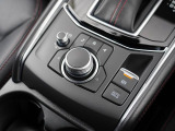 ナビ&オーディオ操作ダイヤル「コントロールコマンダー」は自然と手の触れる位置に配置されています。目線を外すことなく手元で操作できます。また、パーキングブレーキは電動式となっております。