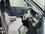 ◆前面ドア運転席◆ドアの開口が広く乗降ラクラク。シートの幅も広く運転していてもストレスを感じません。足元も広く快適なドライブを演出してくれます。