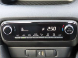 オートエアコンなのでスイッチひとつで車内を設定温度に調節してくれます☆