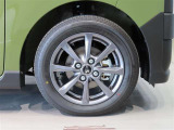 純正のアルミホイール装着車です。タイヤサイズは155/65R14です。