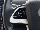 ステアリングスイッチ付き。前方から目を離すことなく操作することが可能です。