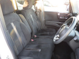 フロントは助手席と繋がったベンチシートで、運転席は高さが調整できるハイトアジャスター付きです。また、ハンドルも高さの調整が出来るチルトステアリングです