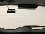 後方にもドライブレコーダーのカメラが付いています。前後両方でお車の周りを監視・記録いたします。