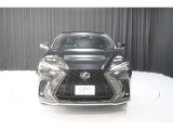 エクステリアは、一目でLEXUSとわかるスピンドルグリルを起点に、人が乗るキャビンの前後を大胆に絞り込んだ菱形のボディと力強く張り出したホイールフレアを融合させ、タイヤの存在を強調しています。