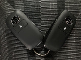 スマートキーを装備しています☆カギをカバンやポケットに入れて頂いた状態でドアロックの開閉やエンジンスタートをして頂けますよ!とても便利な装備です!