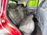 後部座席も気になるようなキズ・汚れやへたり等、大きなダメージはなく、良好な状態です。
