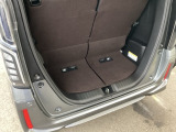 後席を倒さなくても、ゆとりある荷室。