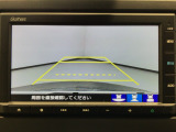 【バックカメラ】運転が苦手な方も車庫入れラクラクです!ギアをリバースに入れれば自動的に切り換わりますので、面倒な操作は不要です♪狭い駐車場もお車を傷つけず安心ですね!