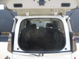 バックドアを開けるスペースがなくてもハーフバックドアがあるので上から荷物を取り出せます。