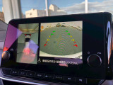 アラウンドビューモニター。上空から見下ろしているかのような映像を映し出して周囲を確認し、スムースな駐車をアシストします。