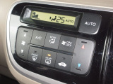 エアコンはオートエアコンでお好みの温度調整が出来、オールシーズン快適にドライブできます!リア席はプライバシーガラスで夏も涼しく過ごせます!