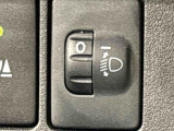 対向車や先行車への配慮が可能。積載物の状況に応じてヘッドライトの照射角度を手動調整できるスイッチ。