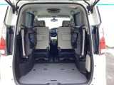 普段のお買い物や通勤、送迎等に十分な荷室スペースを確保しておりますサードシートを倒すと、大きな荷物の積載も可能です♪
