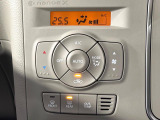 【オートエアコン】一度お好みの温度に設定すれば、車内の温度を検知し風量や温度を自動で調整。暑い&hellip;寒い&hellip;と何度もスイッチ操作をする必要はありません。快適な車内空間には必須の機能ですね♪