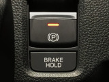 指先の操作でパーキングブレーキの「作動と解除」が行うことができる装備。ブレーキペダルから足を離しても停止し続けてくれるオートブレーキホールド機能。信号待ちなどの際には便利。ECO運転で低燃費走行♪