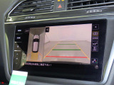 アラウンドビューモニター。バックカメラはもちろん車を上空から見たようなカメラで周囲の様子をモニターできます。