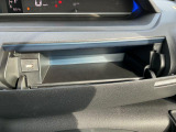 運転席側のインパネアッパーボックスは嬉しい収納!USBソケット付きでスマホの充電もできます!