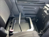 助手席シート下に便利な荷物入れ