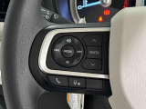 ナビゲーションやオーディオなどの操作がハンドルの手元でできるステアリングスイッチが付いてます