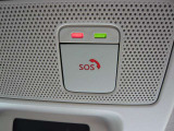 急病時や危険を感じた時、SOSコールスイッチを押すと専門のオペレータに繋がって、警察や消防への連携をサポートしてくれます。また、万が一の事故発生時には、エアバッグ展開と連動して自動通報します。
