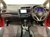 車内は光触媒抗菌消臭施工済です。スタイリッシュなデザインでスポーティなインパネ周りを演出します。グローブボックスやカップホルダーのほかにトレーなどたくさんの収納スペースが付いています。