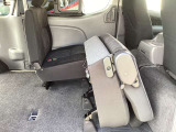 シートを倒すとBOXカーならではのより広い荷室です